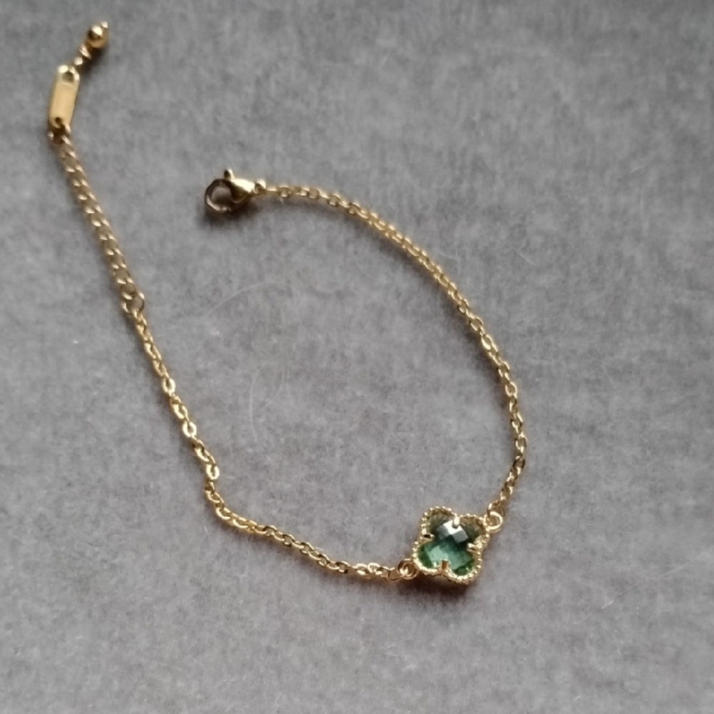Hand Crafted Elegant 18 Kt Gold Bracelet with Green Clover Charm